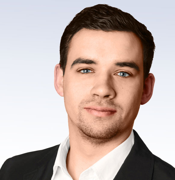 Portrait Simon Pöhler - Mann mit dunklen Haaren und kurzem Bart